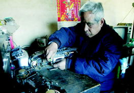 古稀盲老汉身怀绝技 乐器维修、刺绣与修理电器的非凡人生